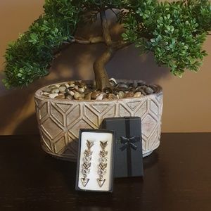 NWT Two Tone arrow drop earrings